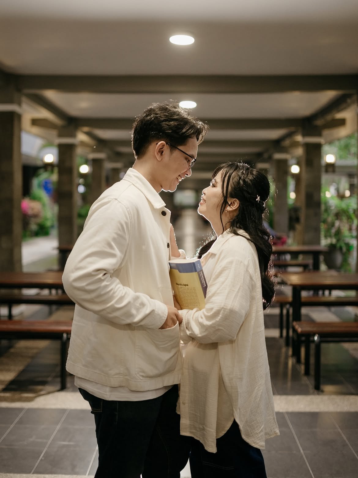 Teman belajar yang berubah jadi teman seumur hidup.Prewedding versi anak kampus 🤍#letsstoryprew (2)