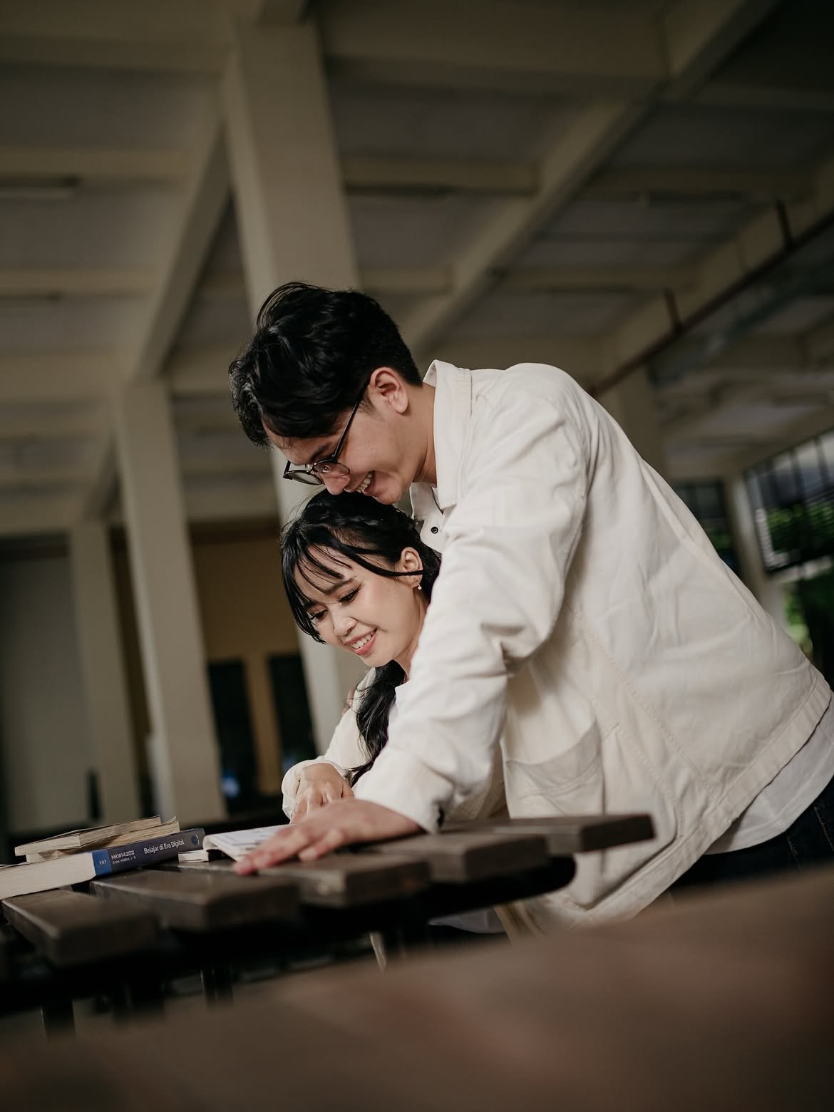 Teman belajar yang berubah jadi teman seumur hidup.Prewedding versi anak kampus 🤍#letsstoryprew (9)